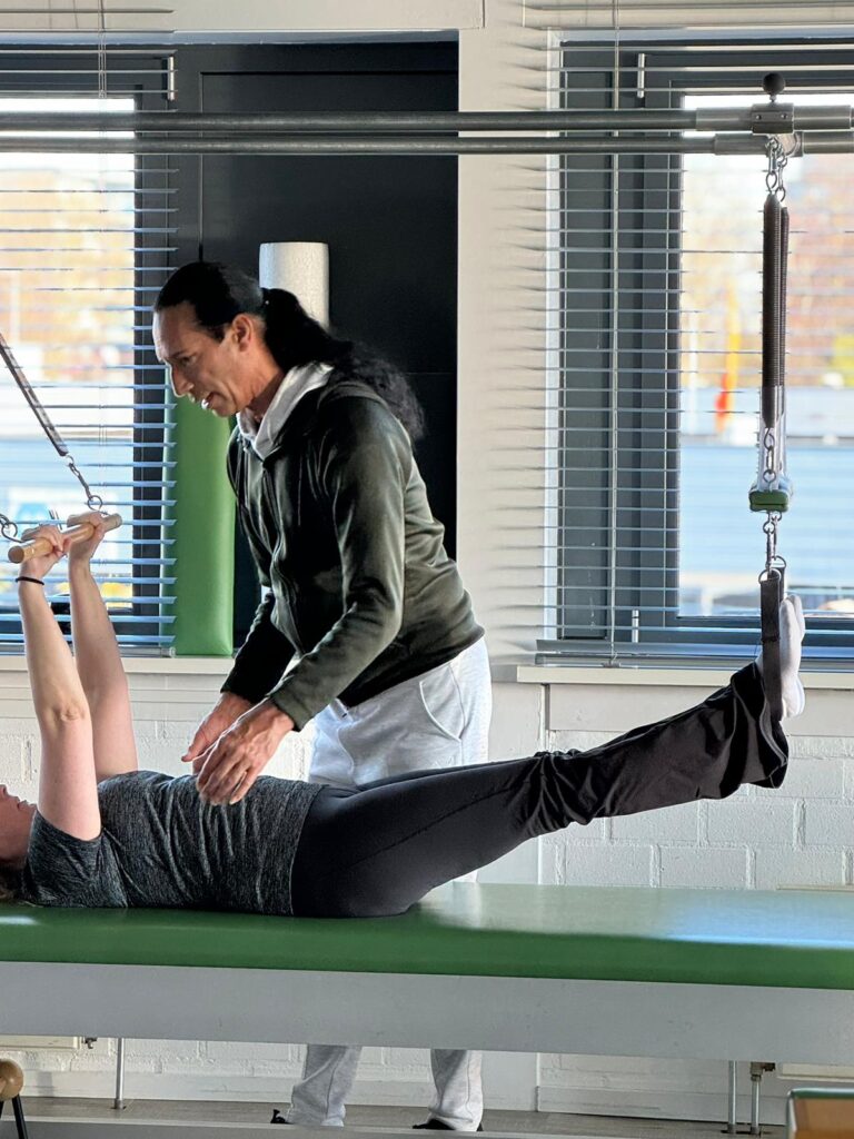 Stephan in actie, geeft les aan leerling op Pilates Cadillac - Gratz™ Pilates