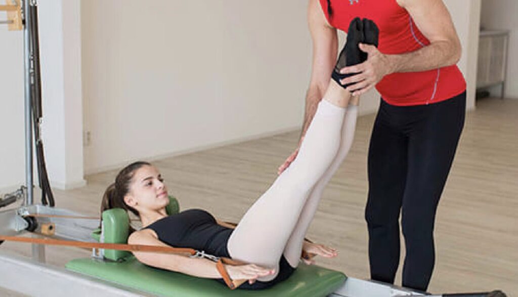 Meisje op reformer tijdens training