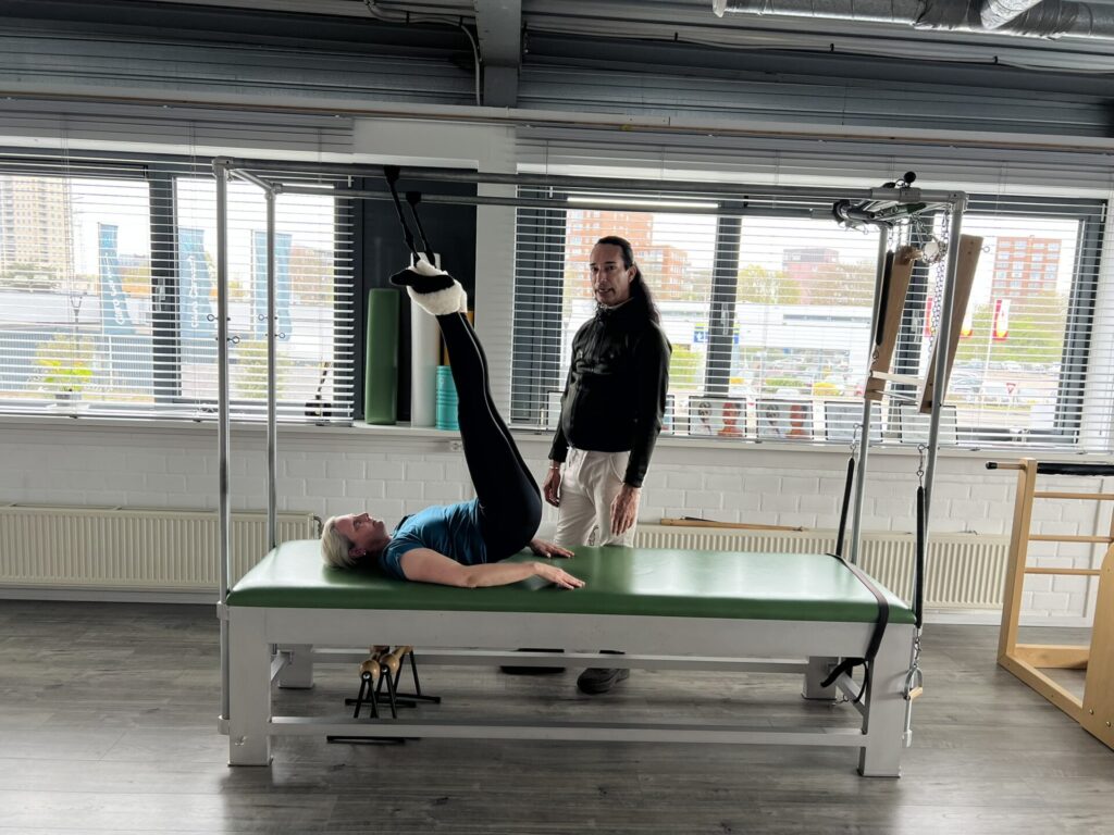 Vrouw krijgt les op Cadillac