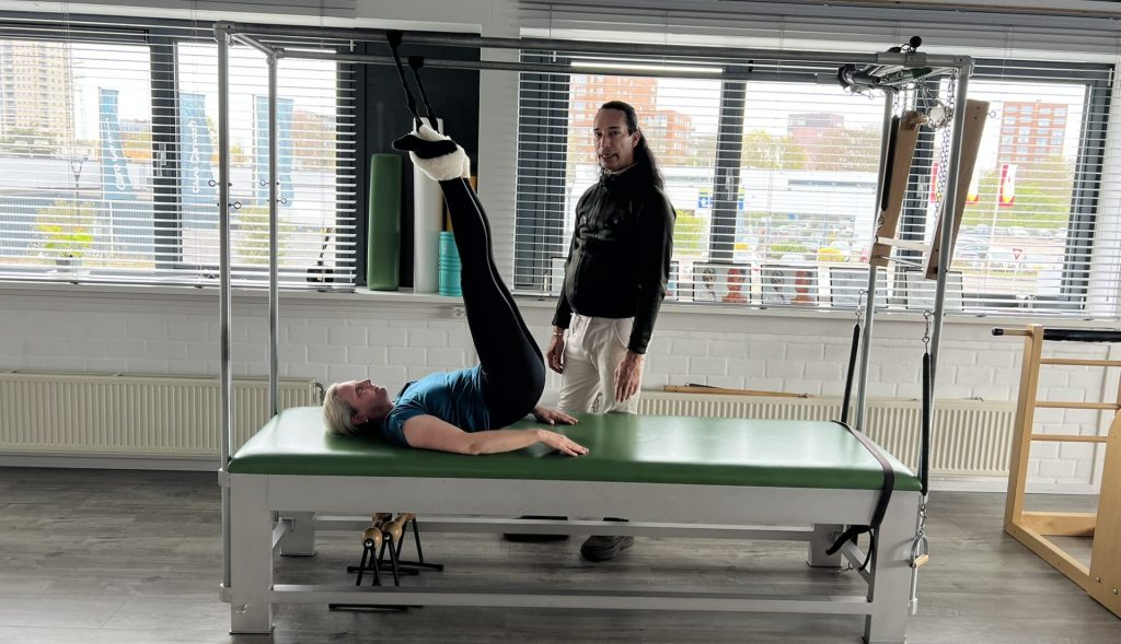 Vrouw krijgt les op Cadillac